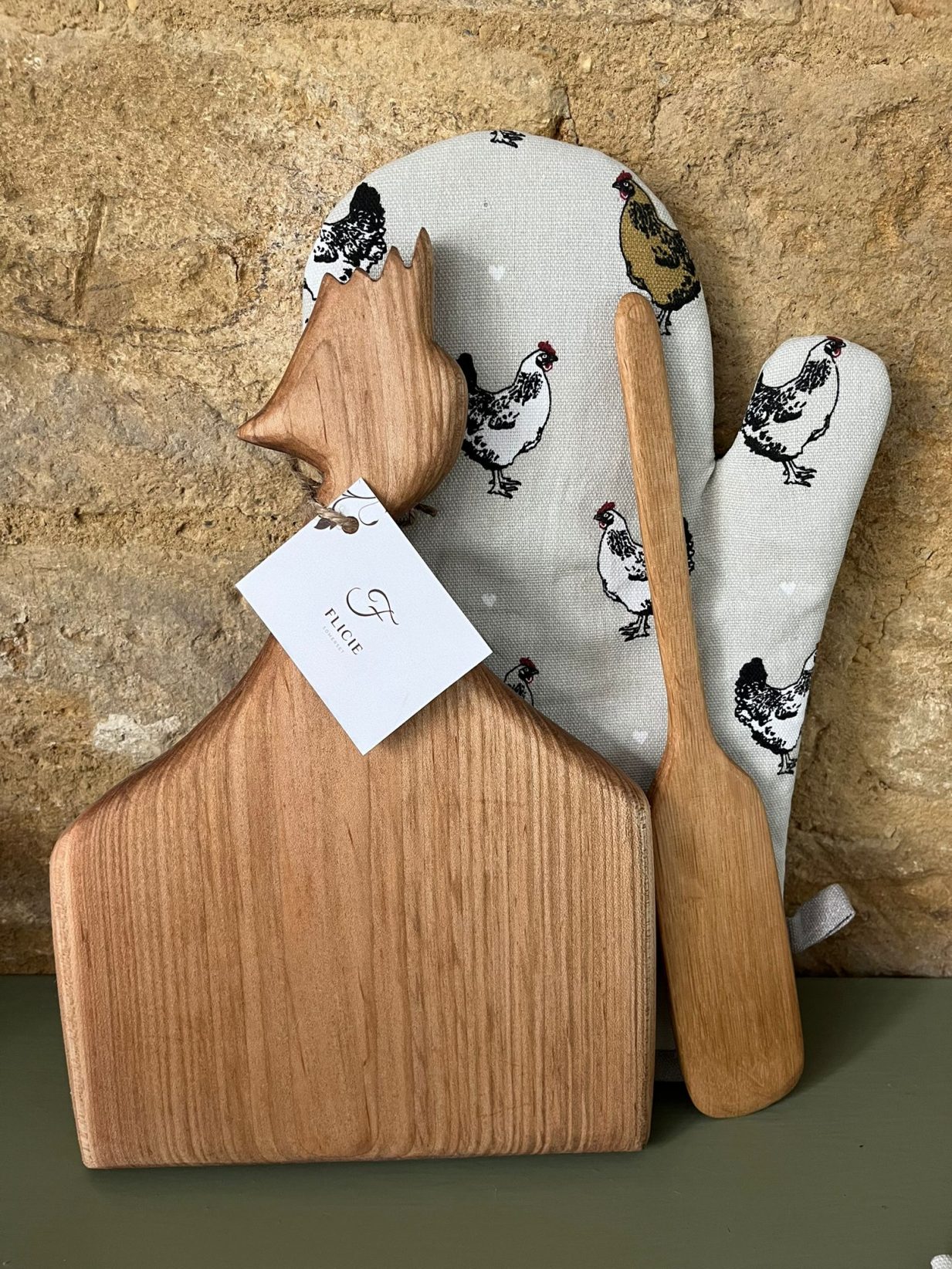 Wooden Cheese Board, Spatula & Oven Glove Bundle,